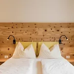 Felsenegg - Moderne Im Luftkurort Mit Traumhaftem Garten Naehe Meran Fuer Paare Und Familien * Vollan