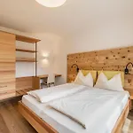 Felsenegg - Moderne Im Luftkurort Mit Traumhaftem Garten Naehe Meran Fuer Paare Und Familien