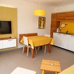 Apartman Felsenegg - Moderne Im Luftkurort Mit Traumhaftem Garten Naehe Meran Fuer Paare Und Familien