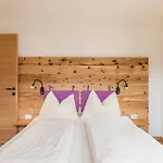 Felsenegg - Moderne Im Luftkurort Mit Traumhaftem Garten Naehe Meran Fuer Paare Und Familien Vollan