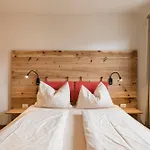 Felsenegg - Moderne Im Luftkurort Mit Traumhaftem Garten Naehe Meran Fuer Paare Und Familien Vollan